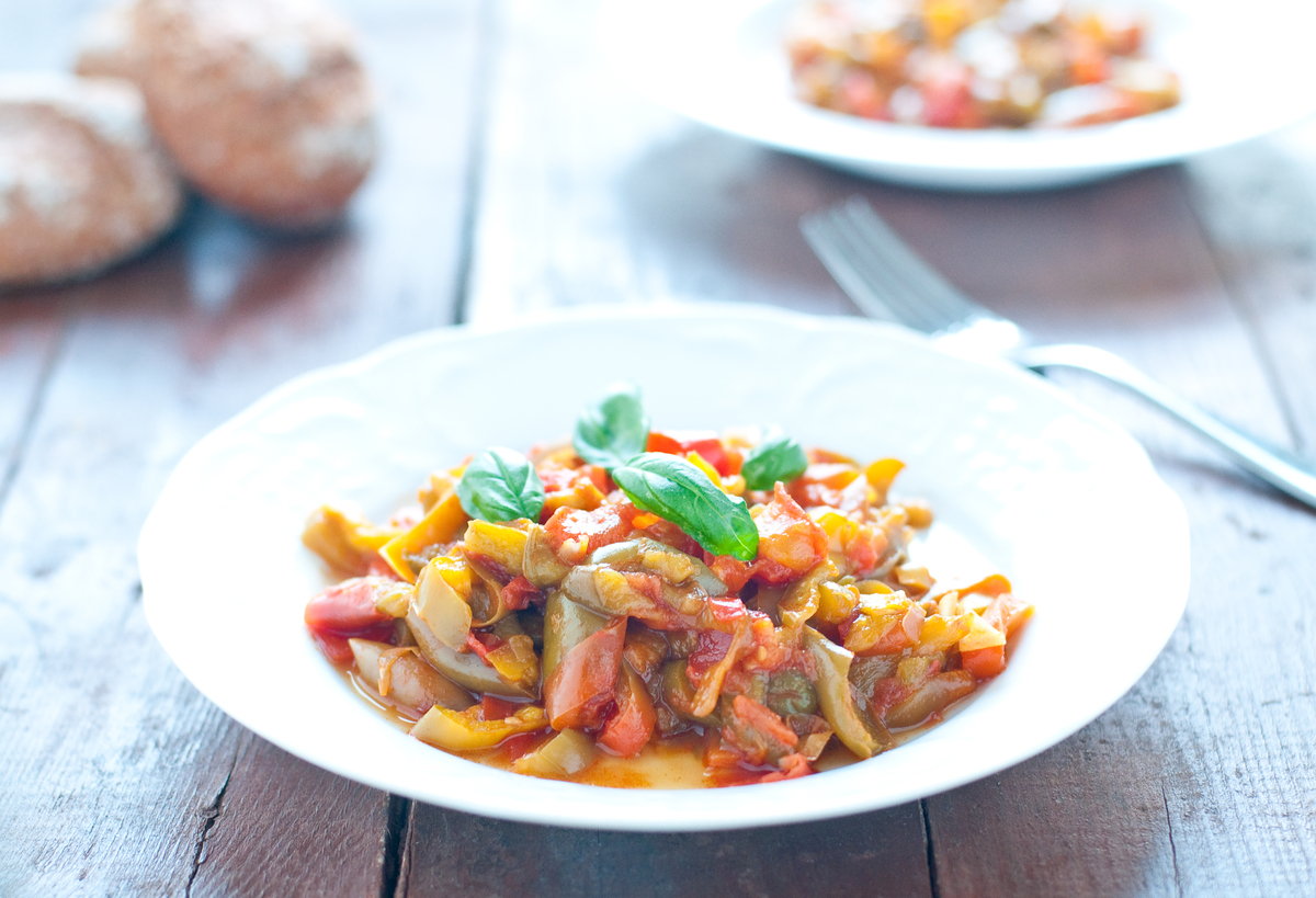 规范使用符合以下文案谁能想到鸡胸肉像我这样凉拌一下香辣滑嫩比肉还好吃做法还很简单先把鸡胸肉切成厚厚的薄片然后放料酒生抽蚝油盐胡椒粉淀粉抓拌均匀腌20分钟入味锅里放少许油下鸡胸肉小火慢慢煎熟放入碗里 加蒜末小米辣椒熟花生米香菜关键的是放一袋泰式酸辣汁这个料汁是大厨根据比例调制好的天热用它拌肉菜素菜都很好吃抓拌均匀即可开吃就这么简单喜欢的快收藏做起来吧