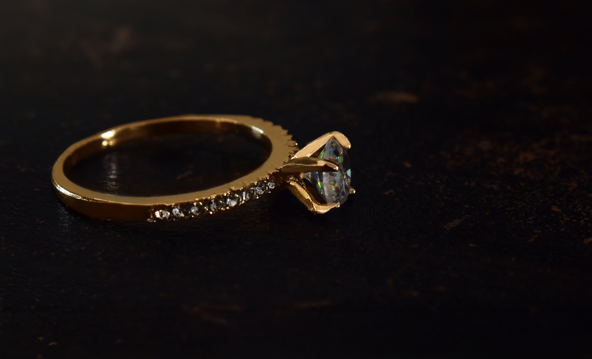 坐垫式虎眼石永恒戒指：现代经典