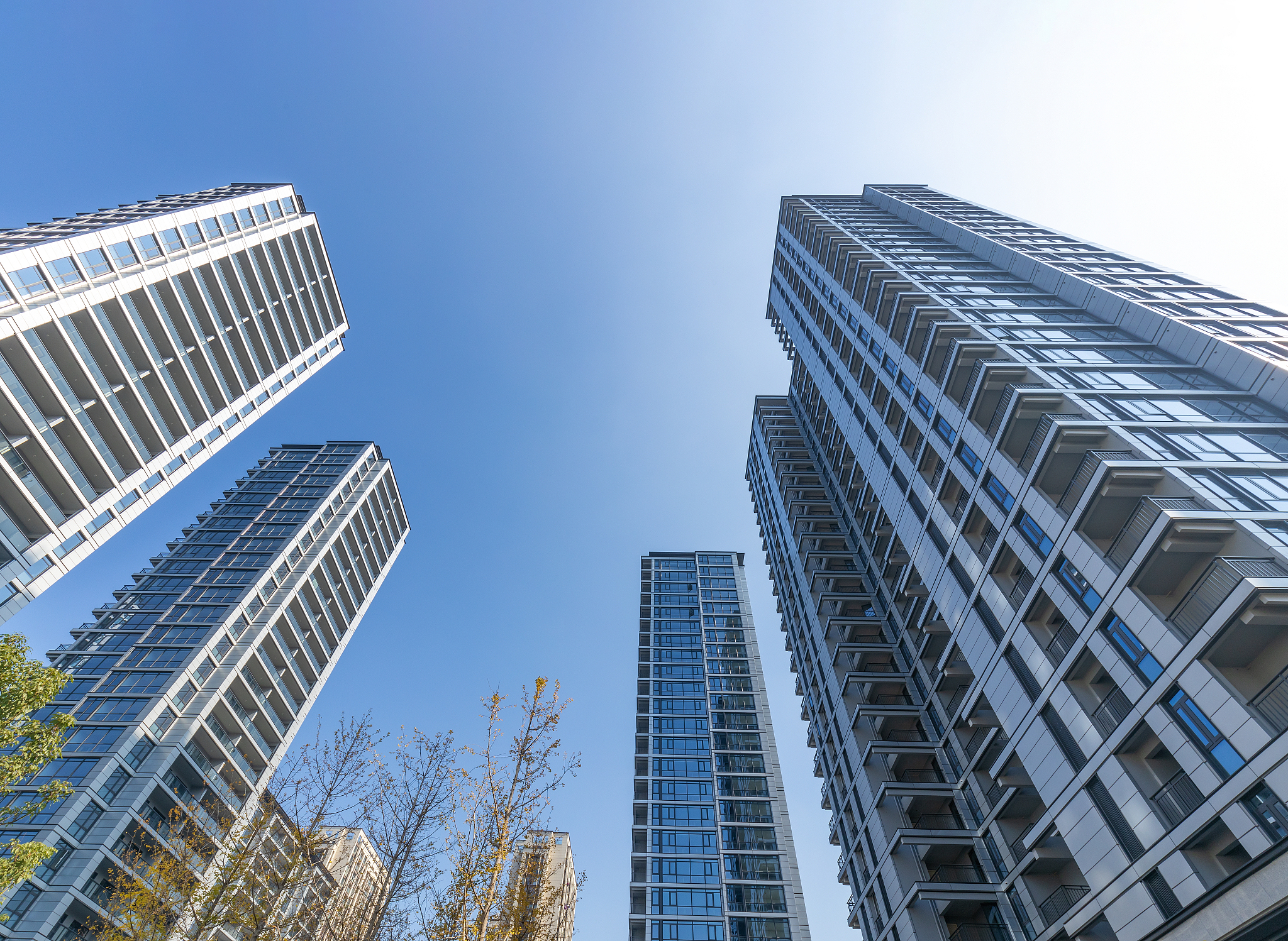 阐述800字：住宅社区公共收益水平对高端住宅项目价格存在显著正向影响。