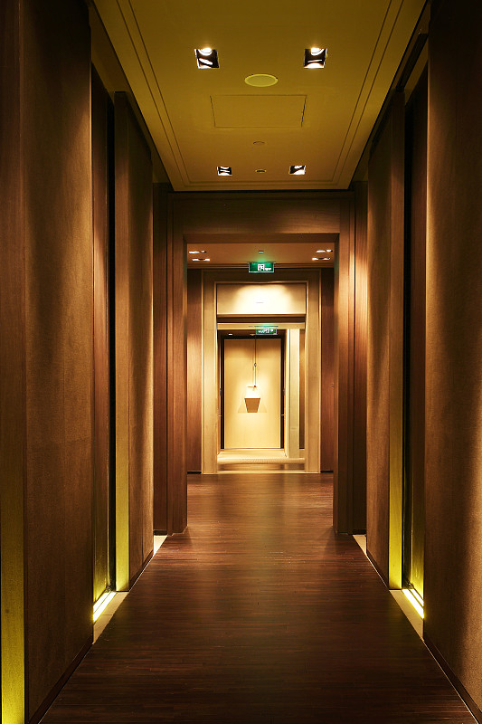 酒店走廊射灯不合理的地方帮我用200字详细描述