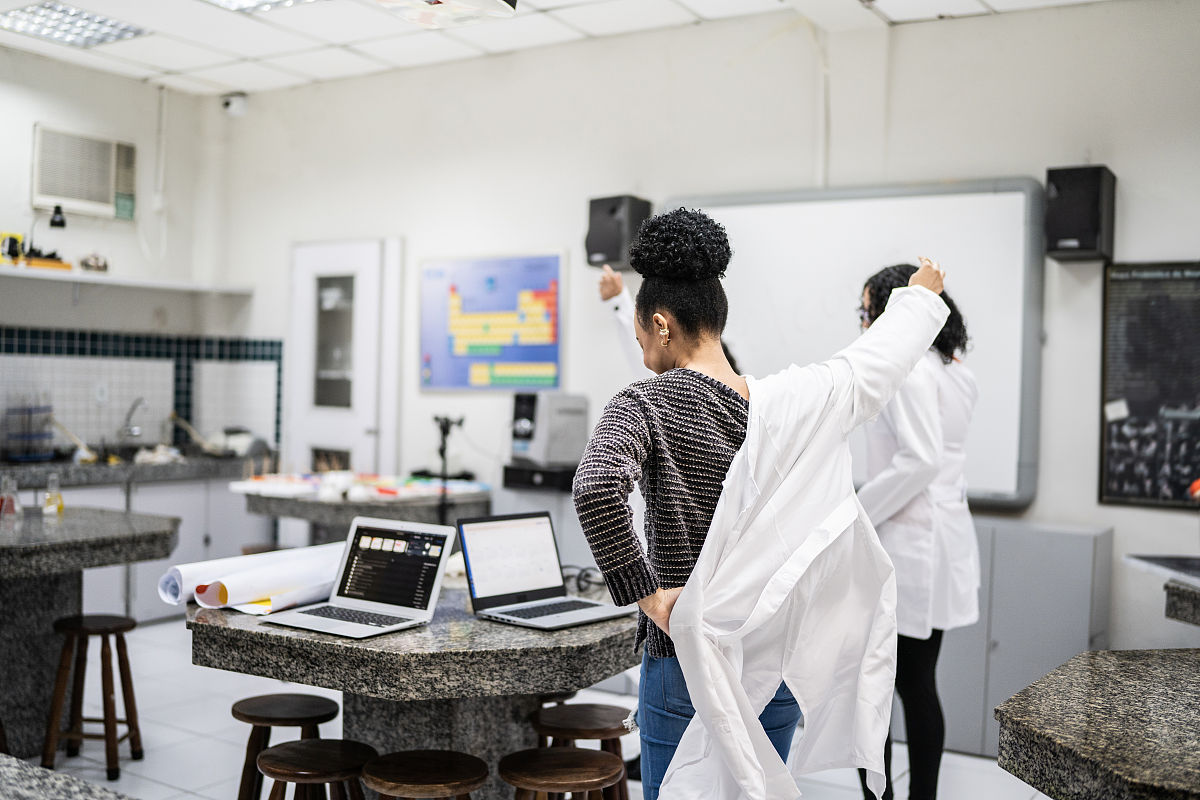 四川省三台县刘营职业高级中学校服装设计与加工专业招生,就业前景广阔