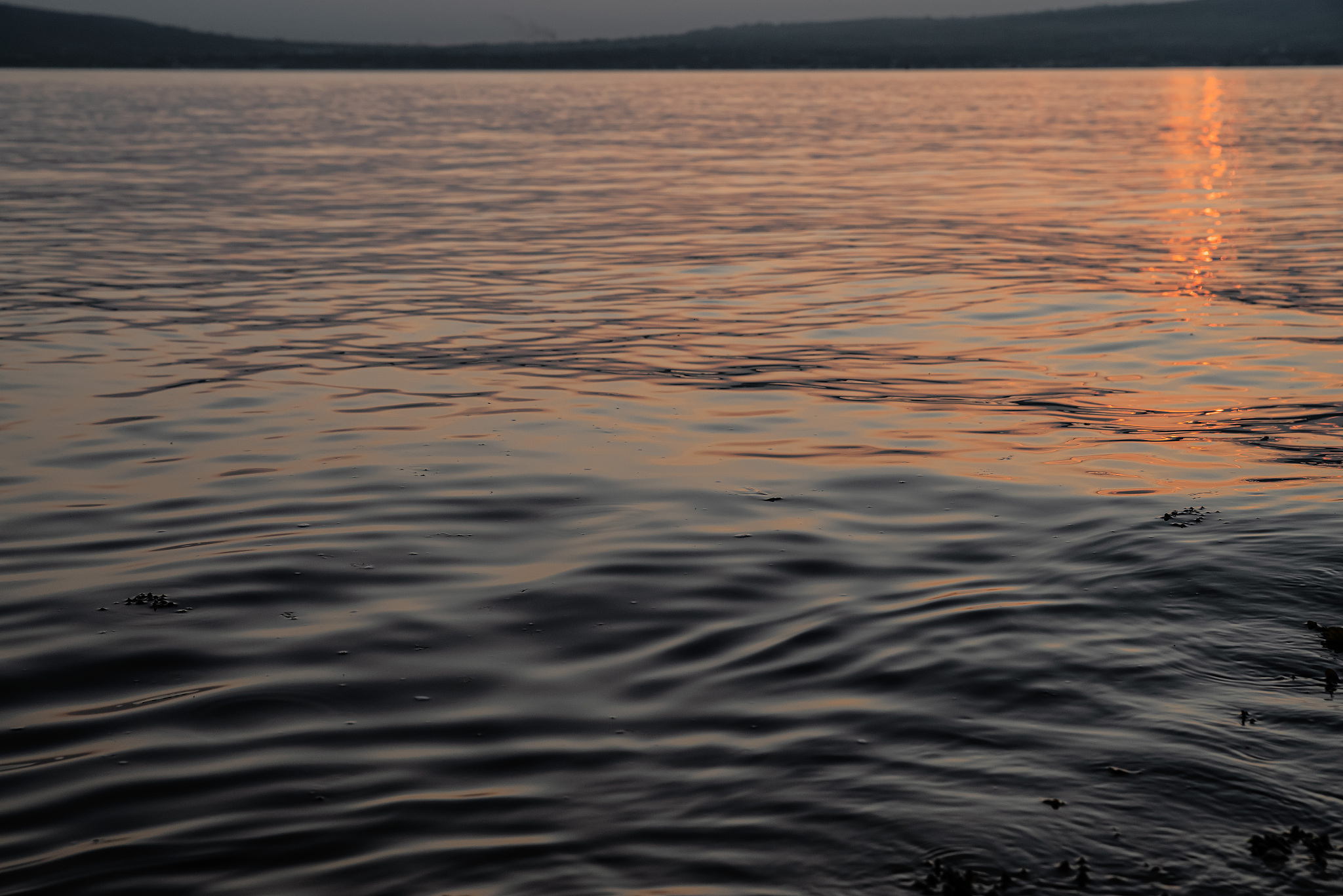 论述移动通信网络干扰中的杂散干扰原理不少于1000字写成一段话形式论述中不能直接抄袭他人观点和概念。