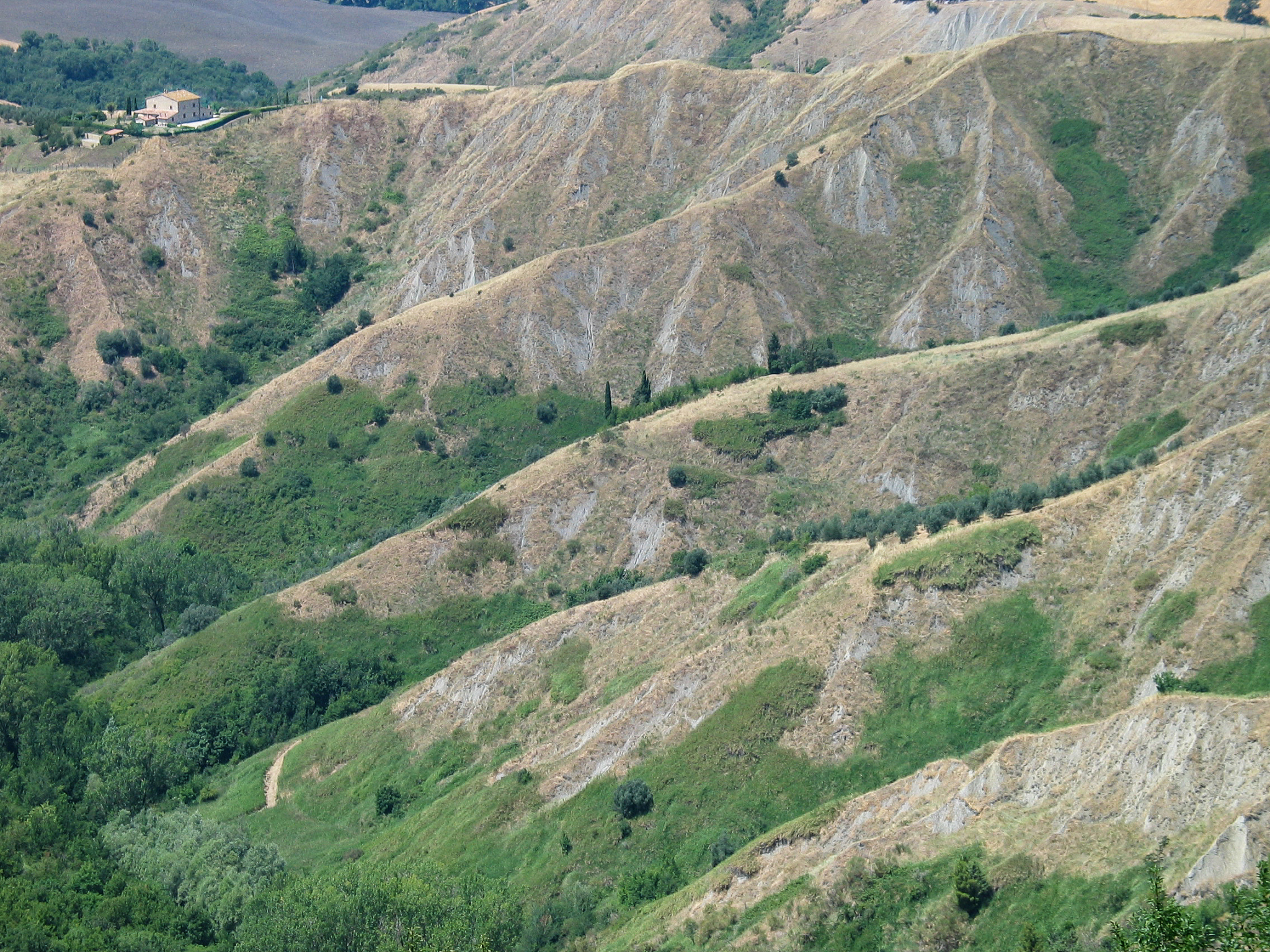 平顶山、尖顶山、台地：谁先形成？侵蚀作用分析