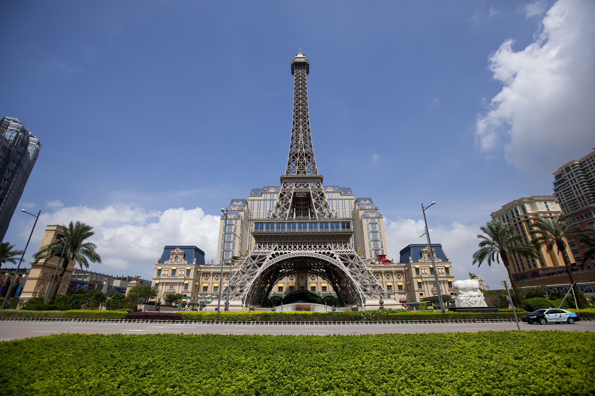 你是小红书旅行博主。出一篇澳门旅游爆款攻略要包含交通工具 游玩时间 注意事项 住宿等不可以出现酒店名字只能提到具体地点标题和内容要吸引人需要有个人体会、引导用户点赞文字贴近小红书旅游博主风格适当使用emoji表情