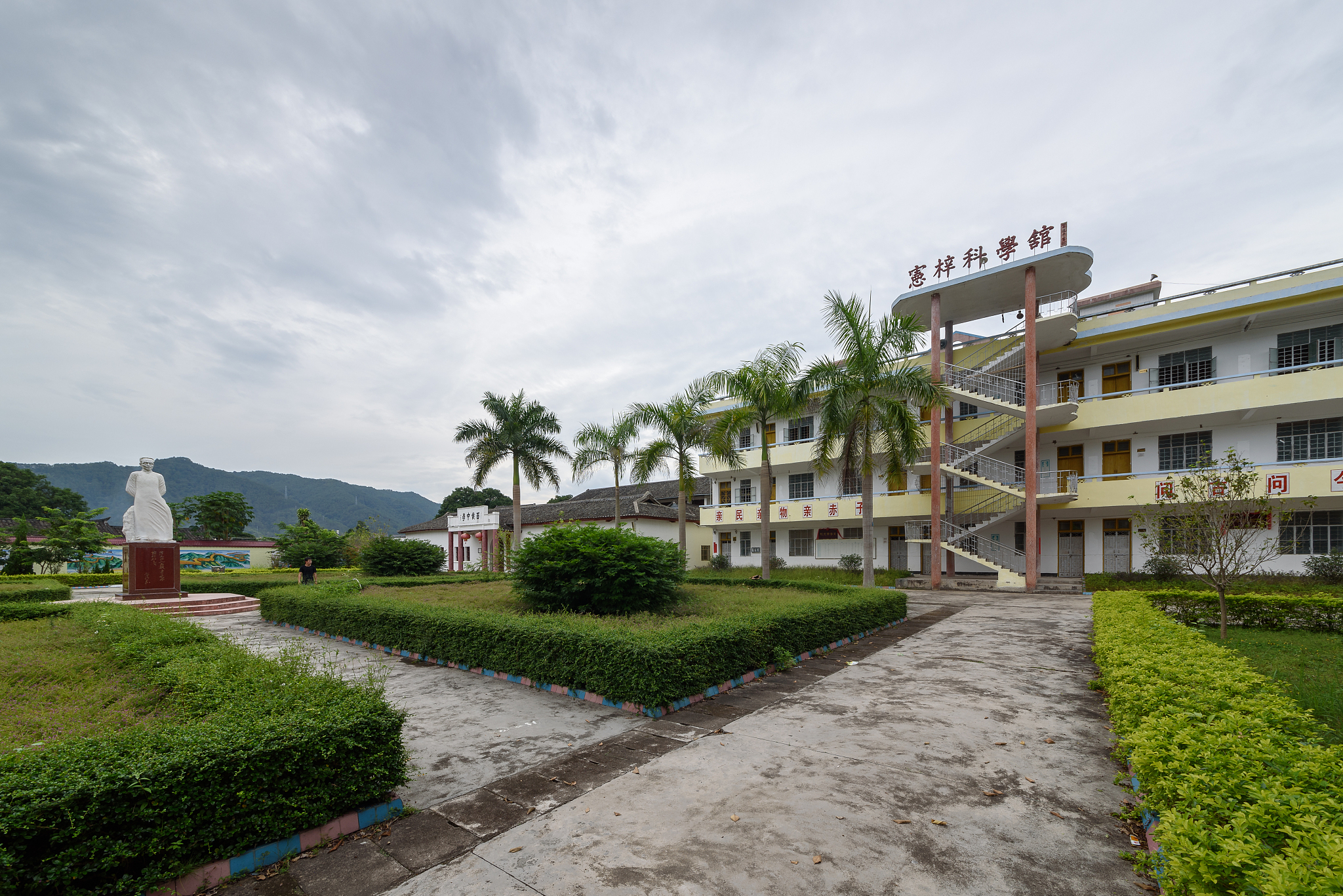 雷山县中等职业学校地址在哪里？