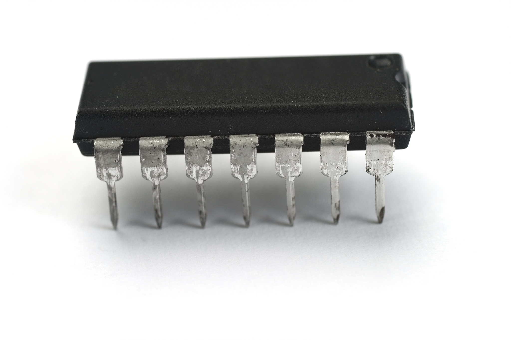 把MLX90614是一款红外温度传感器它采用TO-39封装内部集成了红外感应热电堆探测器芯片和信号处理专用集成芯片。这使得传感器探头的体积小于1cm3。它有4个引脚分别是SCLVz、PWMSDA、VDD和VSS。降重