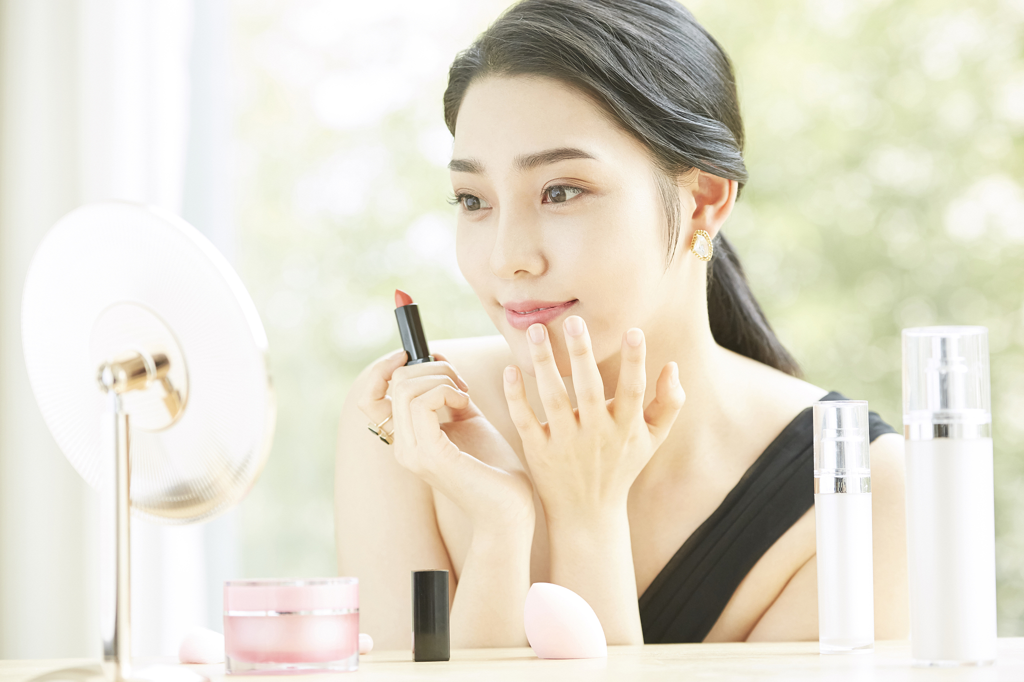 请用小红书文体帮我完成以下文案中间要加入emoji表情不少于200字1 美容仪2 好用3 价廉物美4 颜值高5 适合年轻白领女性6 日常办公室精致女生