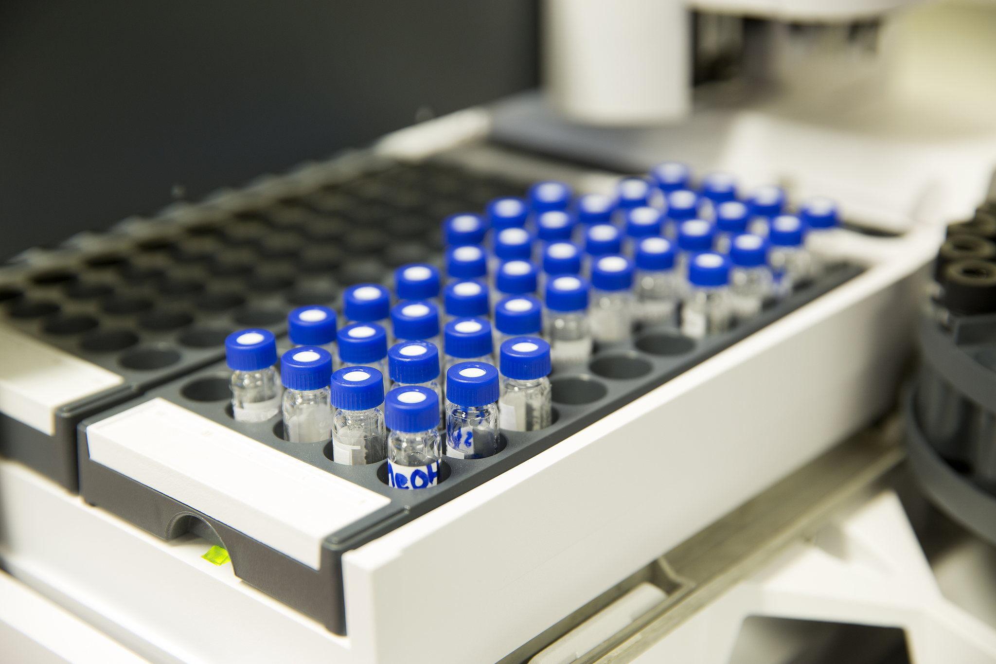 整理丰富一下内容：1课题成员的研究水平：本课题研究的成员均是本科及以上学历课题组组长一直从事共青团工作具有丰富的学生管理经验专业水平高具有较强的组织协调能力。参与课题研究的成员在日常工作期间利用空余时间不断地充实自己参与多项思政类课题研究并撰写了多篇课程思政类论文拥有一定的课题研究经验对本课题的兴趣比较浓厚。 2研究资料和设备的保障：我校领导对于此次课题研究比较重视为每位课题研究成员配备了电脑方便