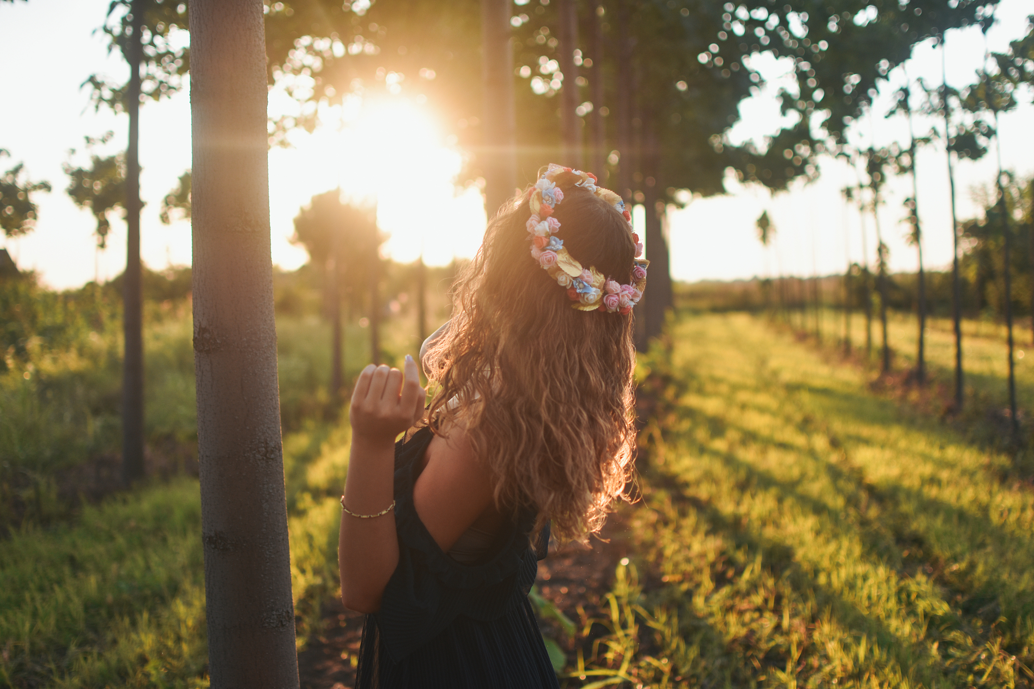 女人背后的微笑：掩饰着无尽悲伤