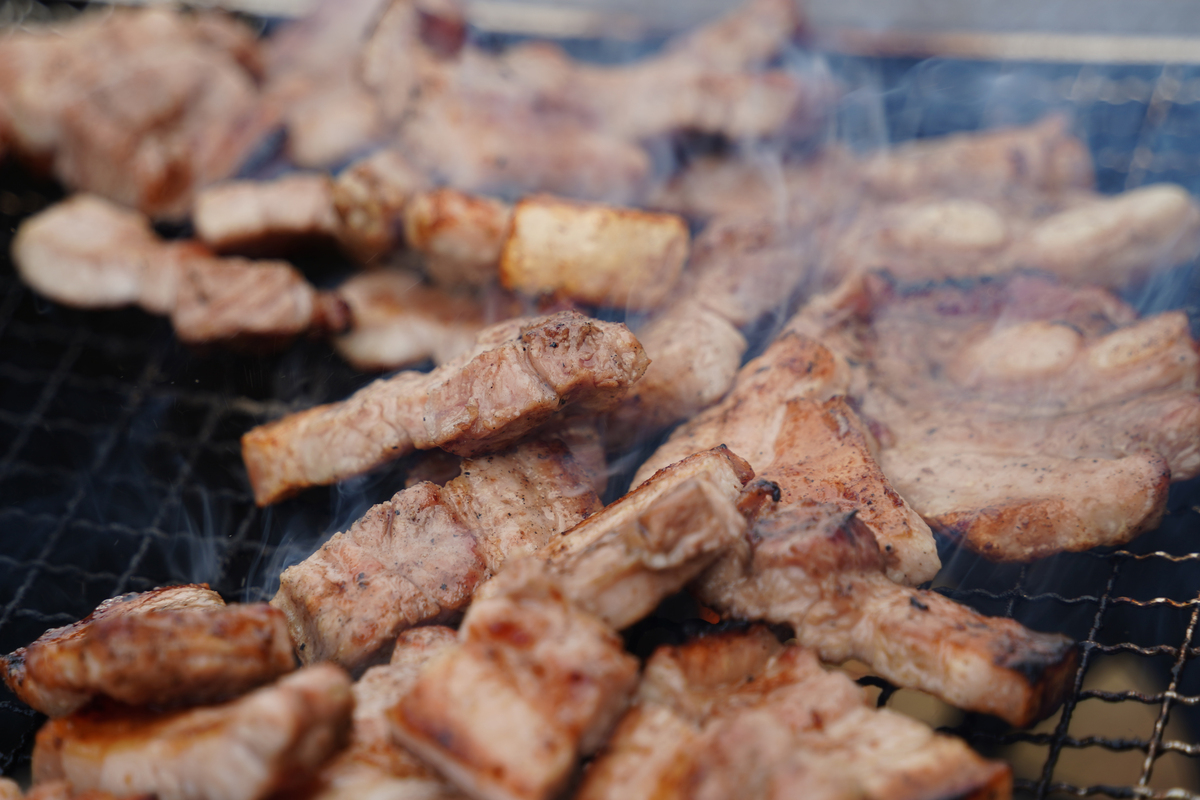 东北烤肉：炭火香气与鲜嫩口感的完美融合