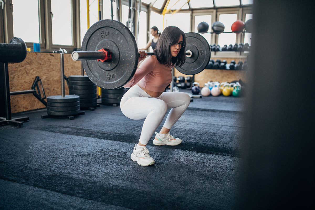 举重消耗多少卡路里？因素和卡路里消耗范围