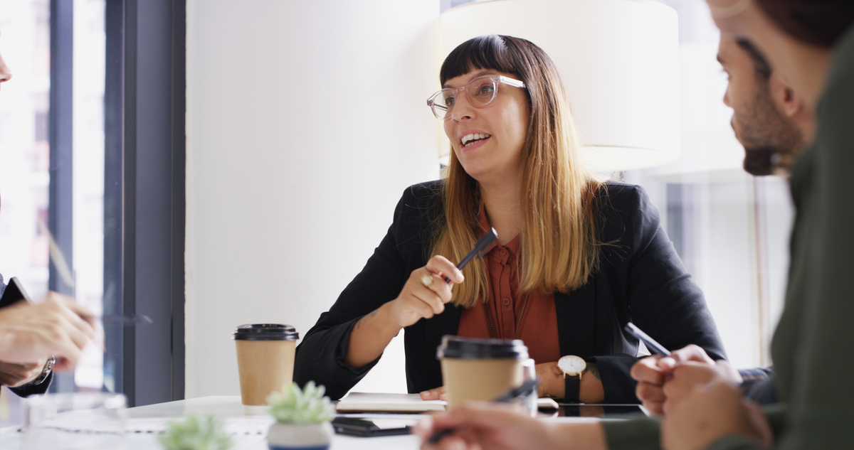 男经理频频提醒女员工少喝酒：是关心还是干涉？