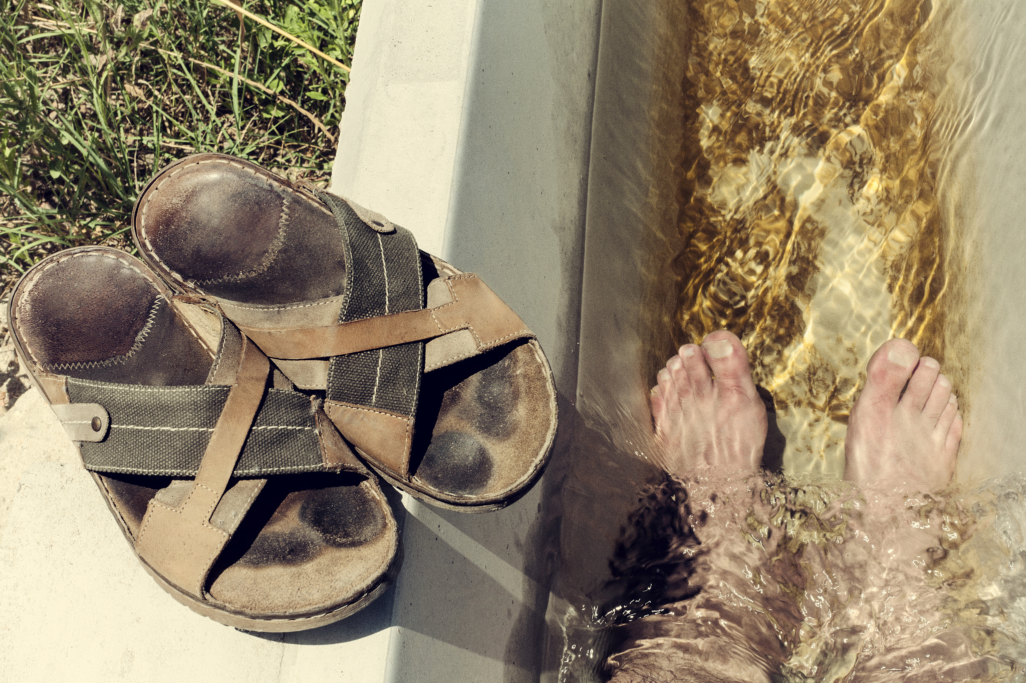 帮我润色：同时根据不同站点灌溉方案模拟结果显示