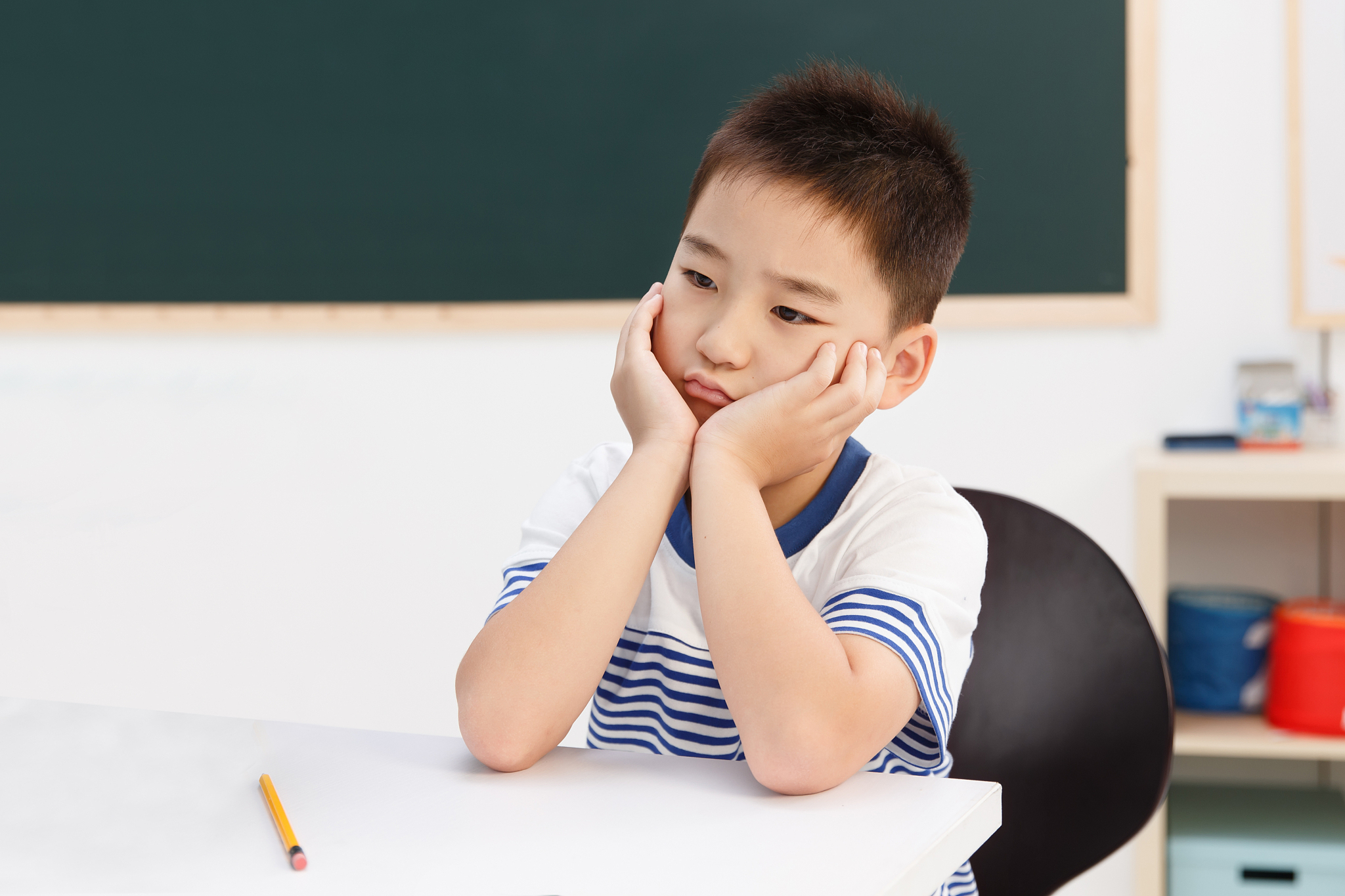 小学男生在教室里