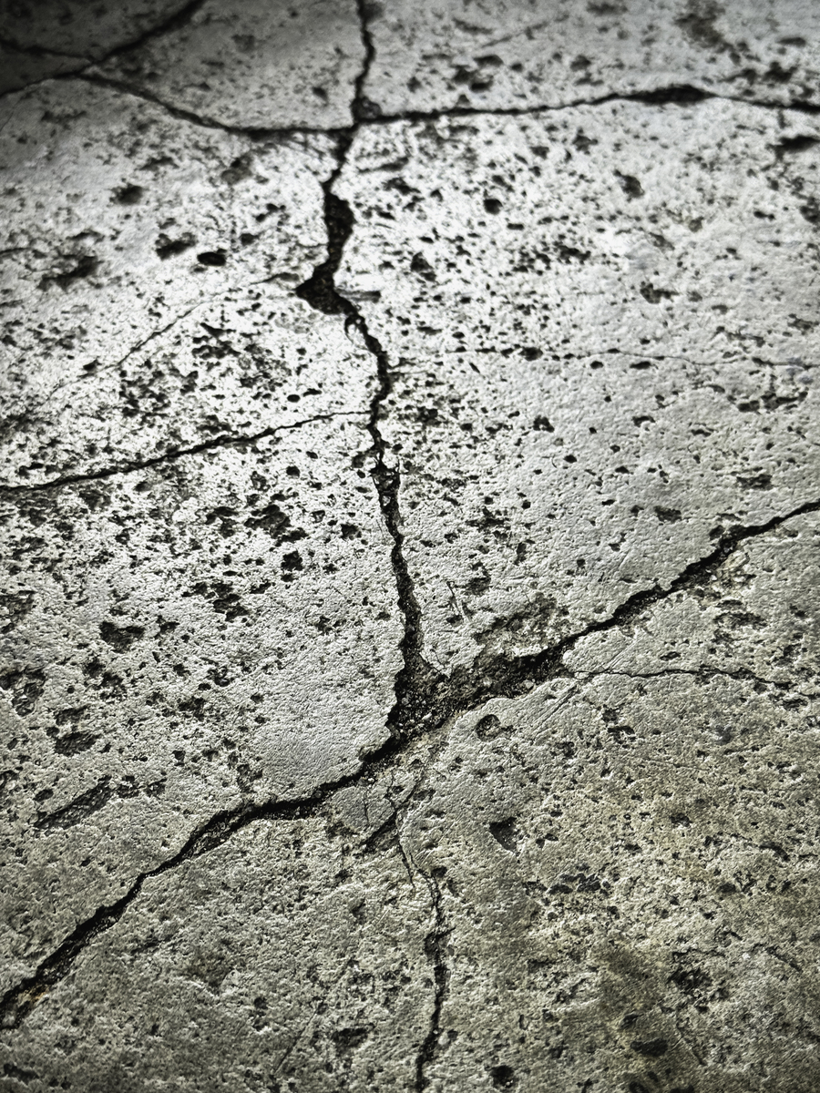 混凝土拱坝裂缝特征分析：形态、成因及发展趋势