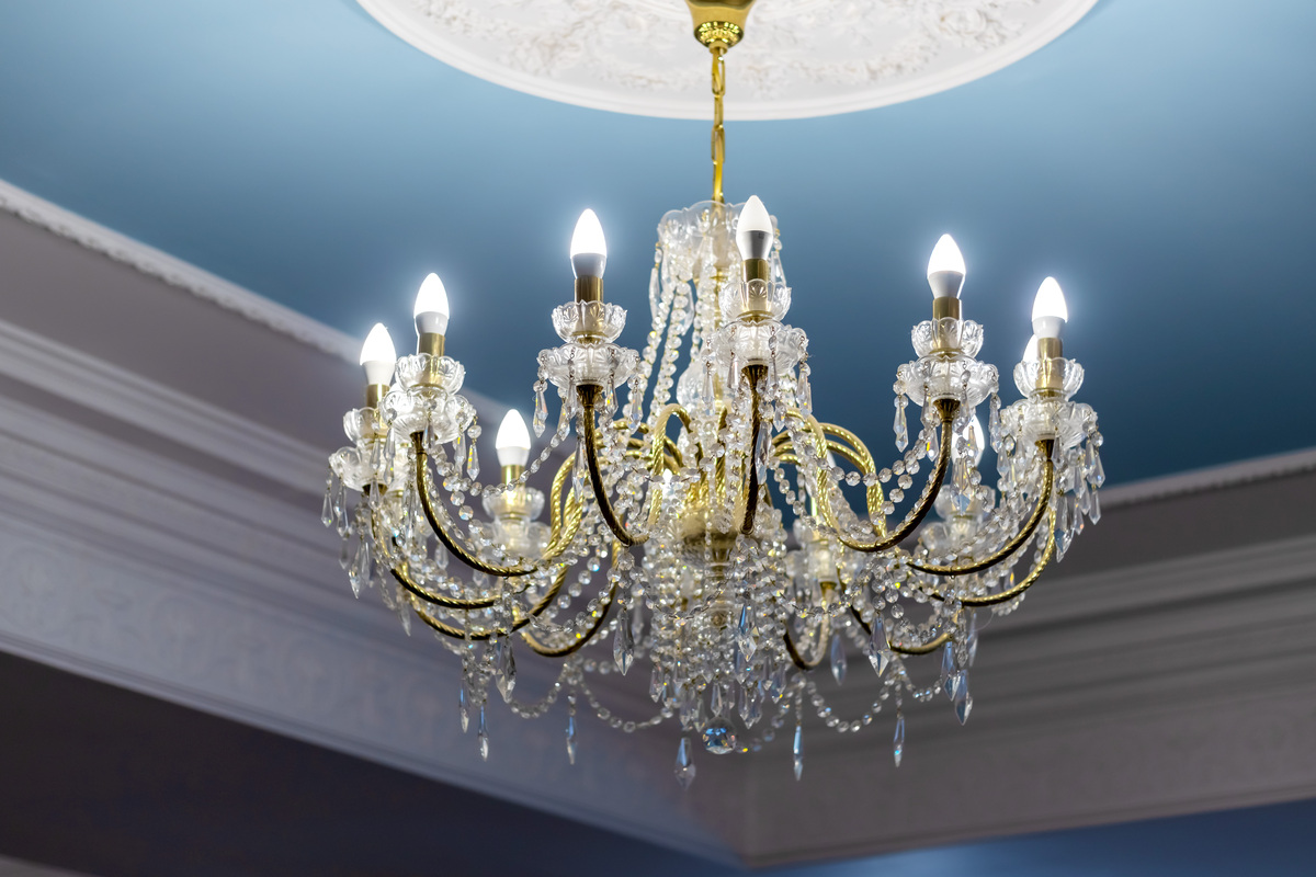 水晶吊灯的暗示：美丽、优雅与坚持