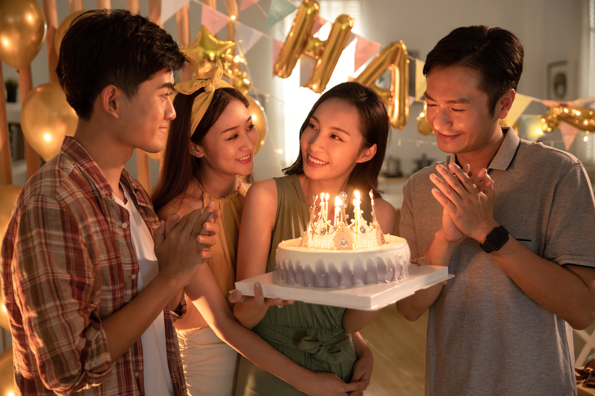 尴尬邂逅：朋友生日派对上的意外遭遇