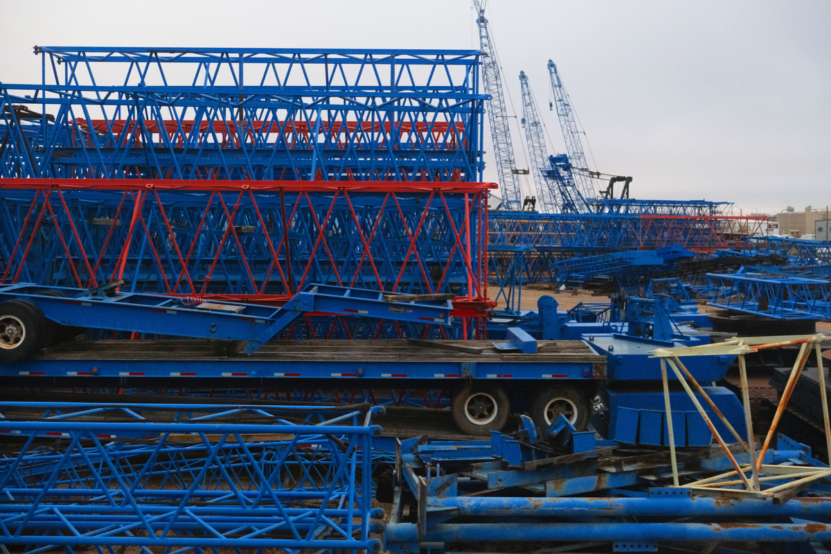 各位领导好靠泊于盘锦港210泊位MV LAMBAY兰贝轮目前卸货仍在有序进行其中7舱已于1227时开始卸货7舱货物单独存放。截止到今天1600时共卸货15600吨预计6月4号完货。由于4舱热损严重后续处理方案尚未确定目前尚未开始卸货。目前正在卸货的是3、6、7舱为了调节各仓进度3和7舱的货物由卸粮机直接卸到传送带至筒仓6舱则由抓斗抓到传送带再卸到筒仓。在卸货过程中我们的不定时检查货物状况