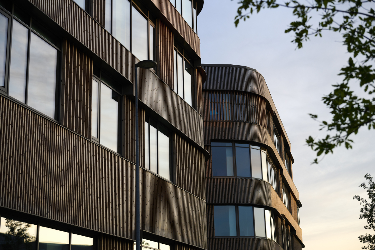 请按照之前的谈话再深入谈谈文化性在现代工业建筑改造设计中的表达和应用