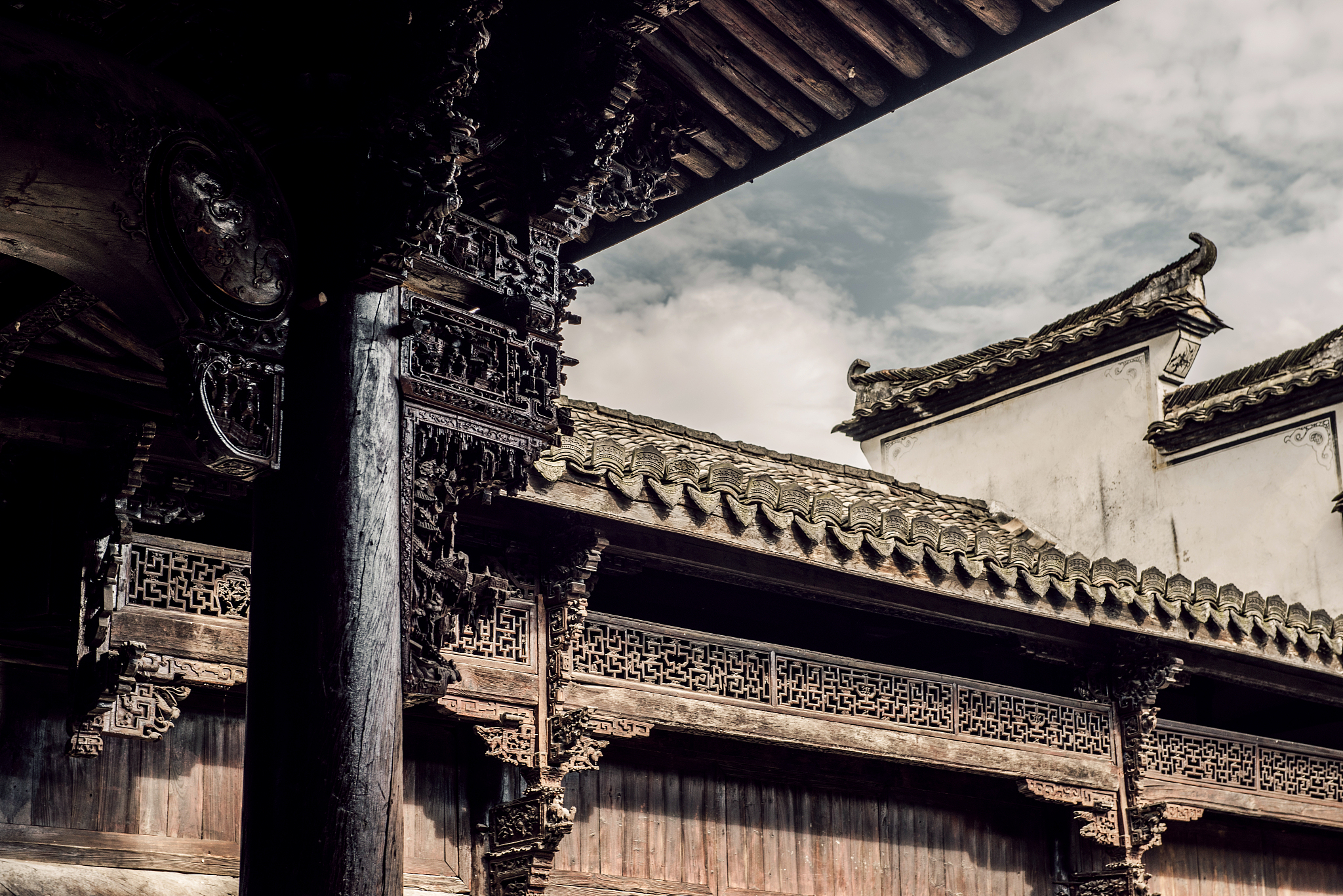 写一个徽派建筑摄影的研究报告3 徽派古建筑的拍摄方法 31 构图方法 32 拍摄点的选择 321 高拍摄点 322 低拍摄点 323 正面拍摄点 324 侧面拍摄点 33 拍摄中的画面处理 331 寻找微州标识性建筑