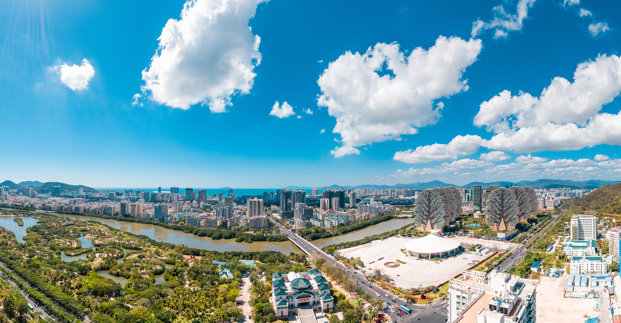 三亚大树酒店迎春河市区全景