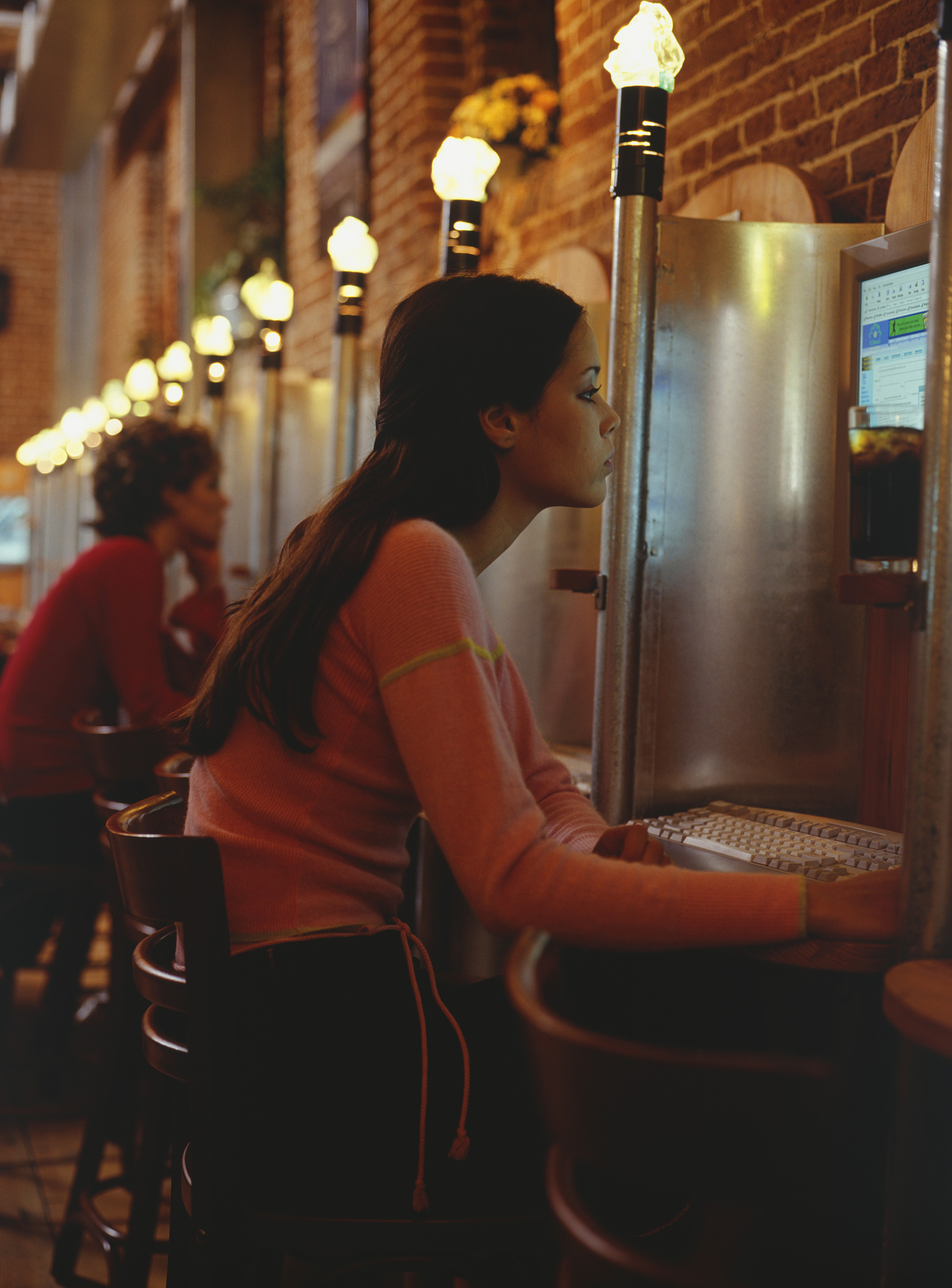 迷失在夜色中：一个女孩的危险邂逅