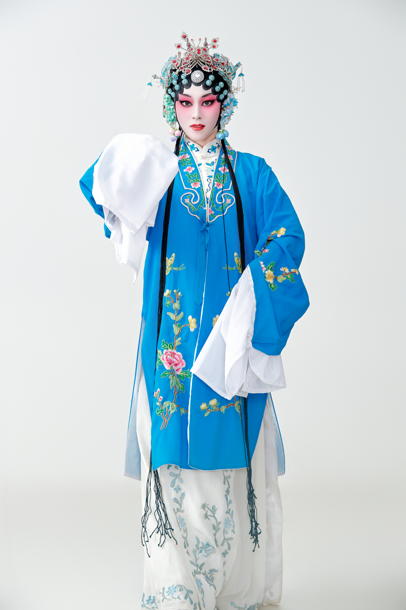 两位青衣扮演者,分别演绎京剧与昆曲中的青衣角色,的