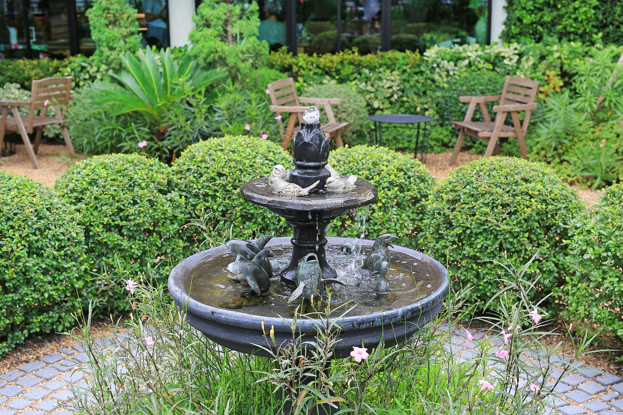 请扩写下面的文字：水是园林景观设计的灵魂园林水景是园林构景中必不可少的重要元素。