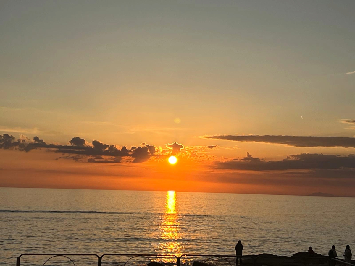 海边日落美景，诗情画意醉心间 - 苍茫天涯尽端尽，波浪轻拂夕阳红。独立海畔情自长。