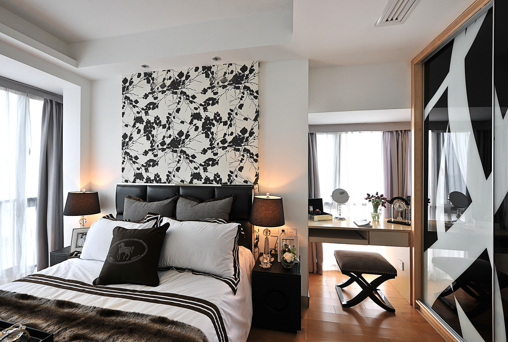 扮演一名家居博主对以下文章进行分段完善要有和读者互动语句重新编写个标题这个家每个空间都很有家居的感觉!每一个角落都用心安装实用美观!看起来很舒服的卧室还可以一起分享呢!衣帽间有一个很大的转角很喜欢这个设计把它作为休闲区!这个地方用来设计了小型的厨房!可以收放自如很容易打造出自己的一个小空间喜欢这个家的风格!喜欢的原因是颜色看起来很舒服很柔和有质感!房间的设计会给人一种宽松和自在的感觉!卫生间一片黄