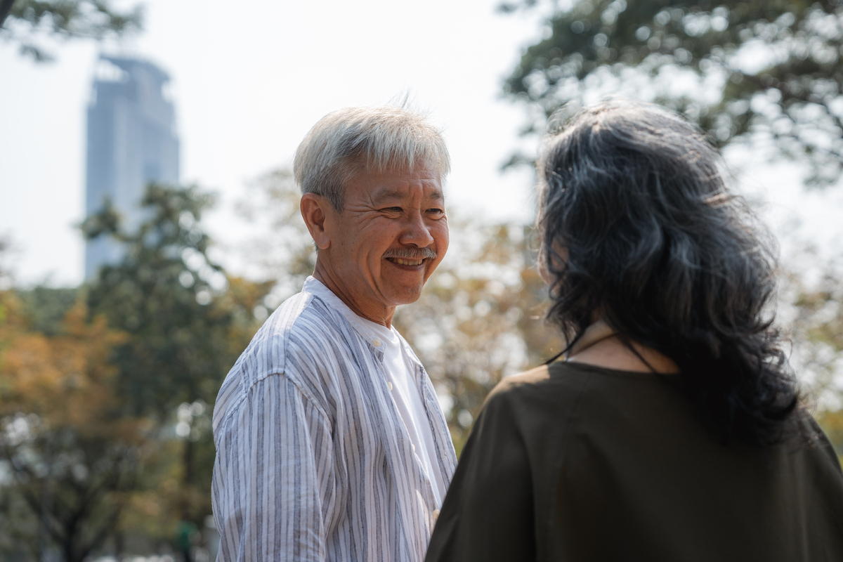 老婆婆回应年轻人感谢的温馨画面：慈祥、温暖、充满爱意