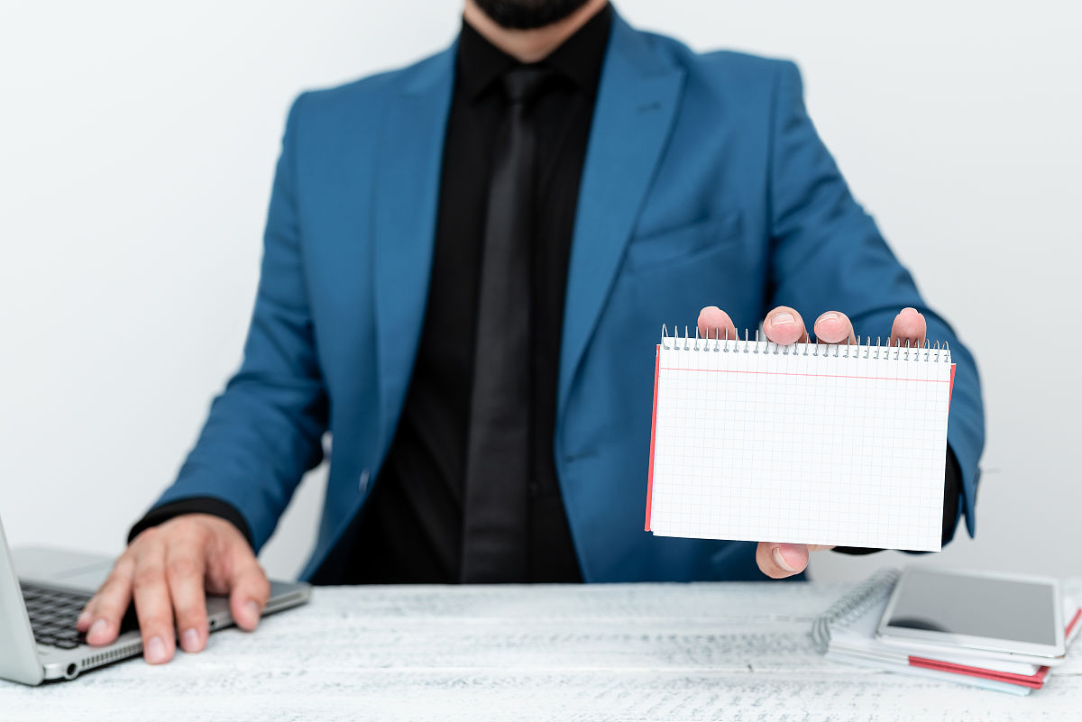 武汉房地产经纪协会帮我用210字详细描述