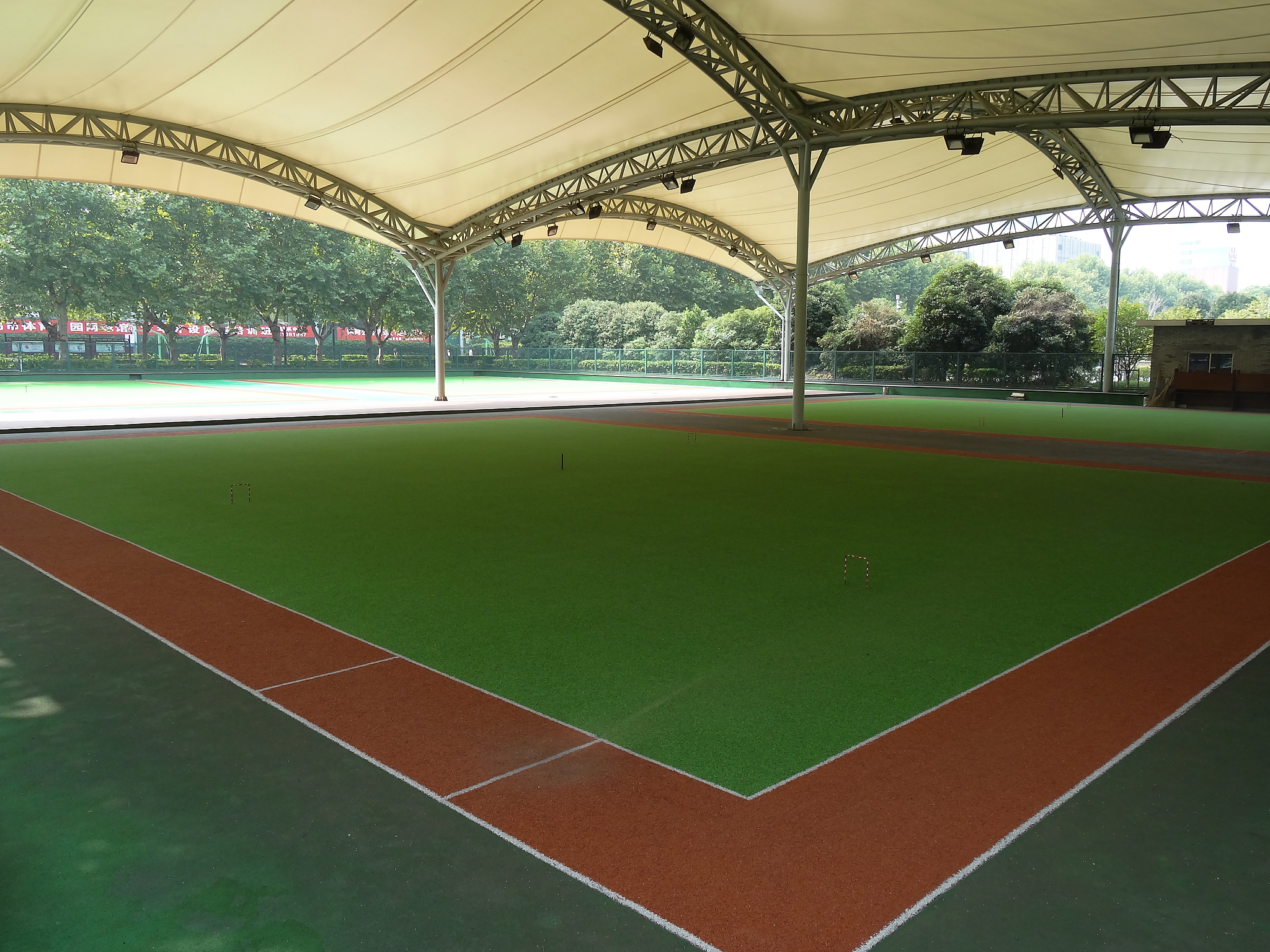 新疆乌鲁木齐人造草坪足球场施工 关键词：草坪选型 抵触偏远 环保 耐用 寿命长 写一篇文章