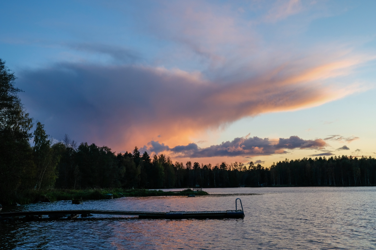 写篇标题为旅游让我看到了世界的多彩与美好 的1200字文章并重新取个小红书爆文标题