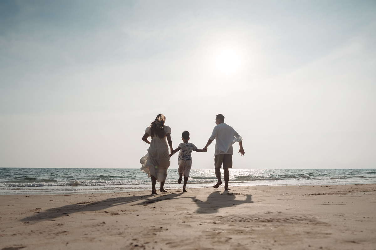 描写春天一家四口出游海边。800字内容。