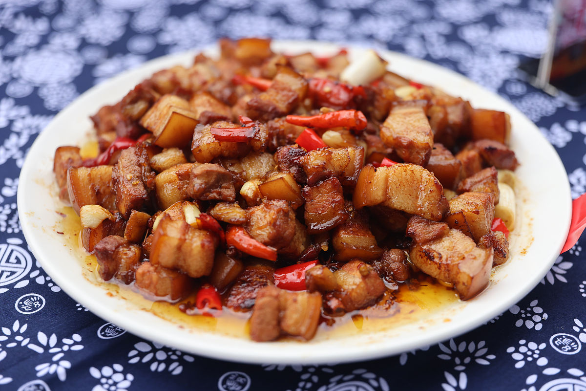 青椒炒红烧肉家常做法 - 味道鲜美，色香味俱佳