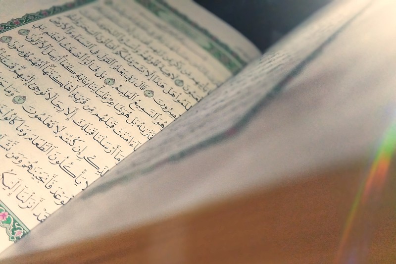 翻译：中国古典诗歌以五言、七言为主要形式注重韵律和节奏的把握。