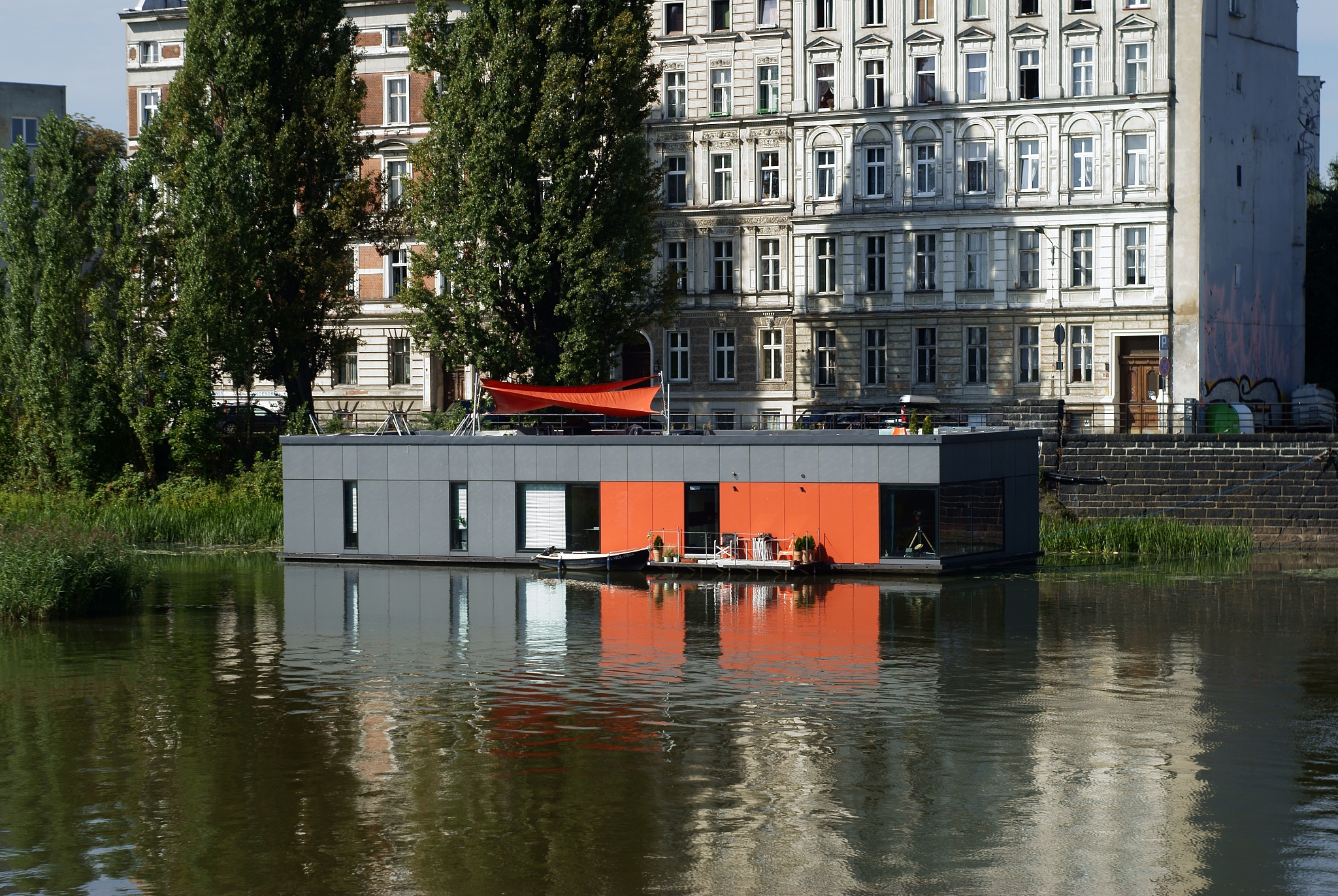 用一个6岁学生的水平写一篇英文作文内容包含floor、would、bridge、really、neighbor、grandmother、building、twelfth、living room、also、fifteenth、river、grandfather长度12句