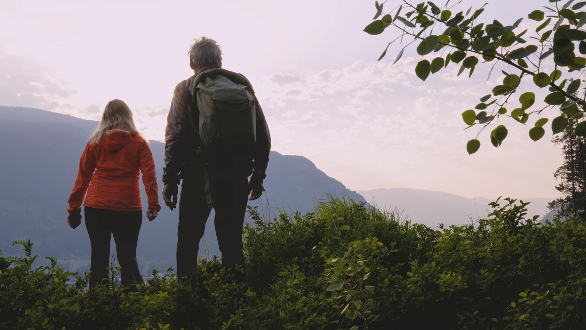 夕阳下，三代同行的温馨画面：老婆婆带着年轻人和小孩下山休憩