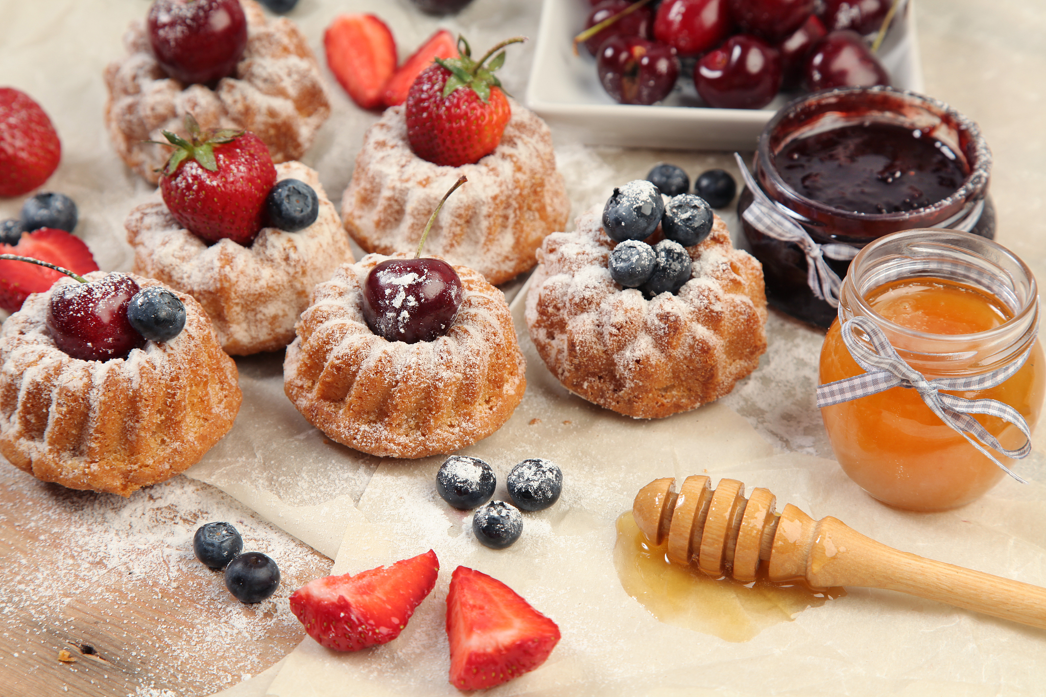 cakes with berries