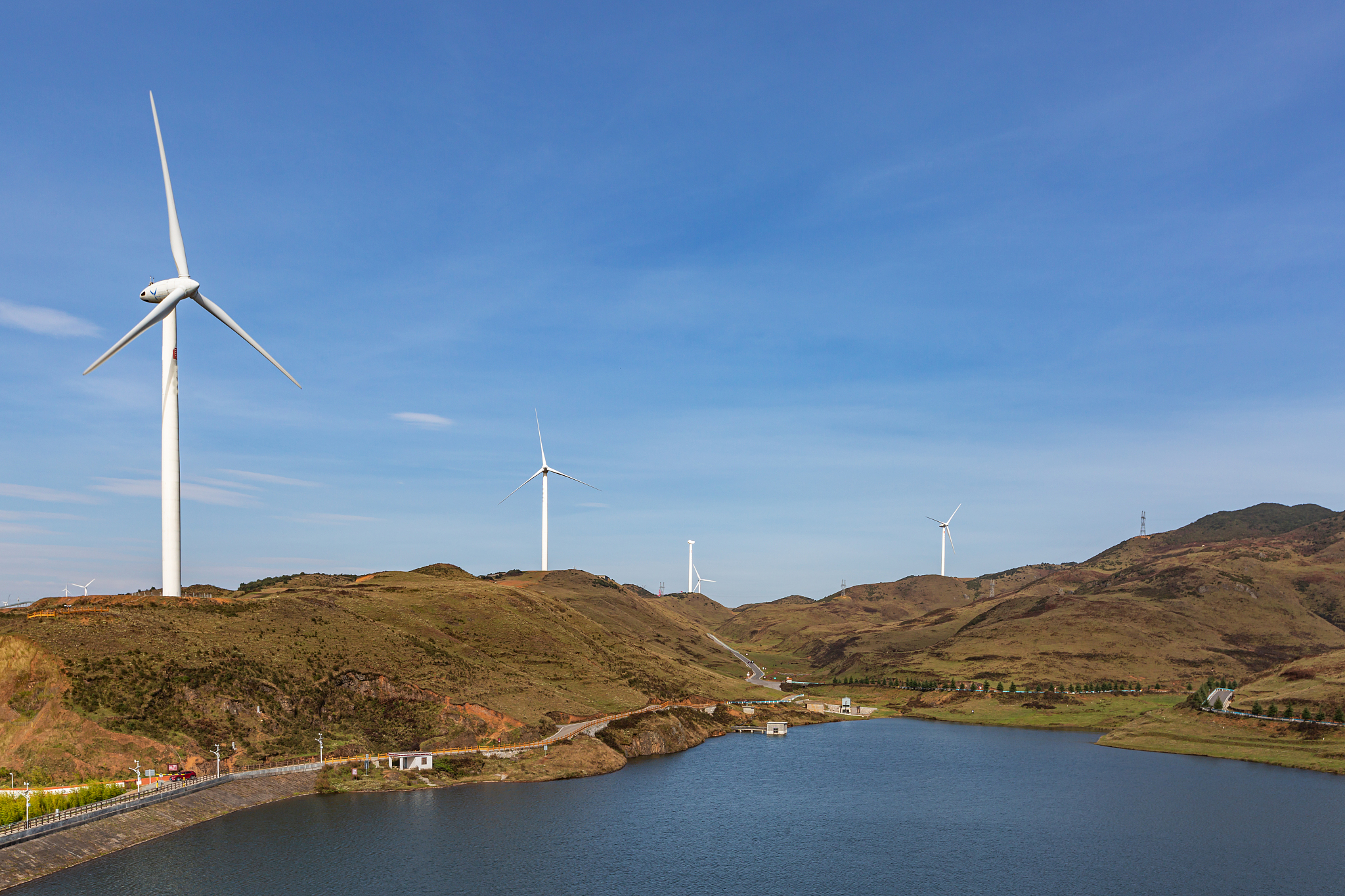 盘州市职业技术学校计算机应用专业就业方向：软件、硬件、网络、人工智能等