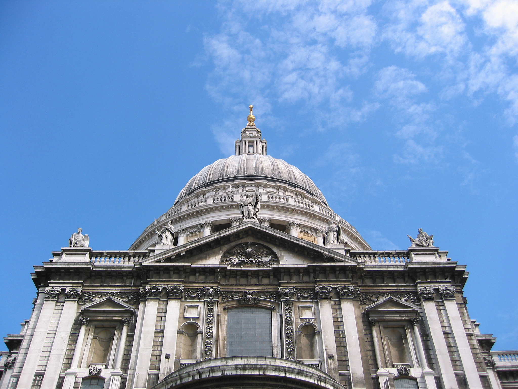 中西方建筑风格比较：历史、材料、结构、装饰、功能