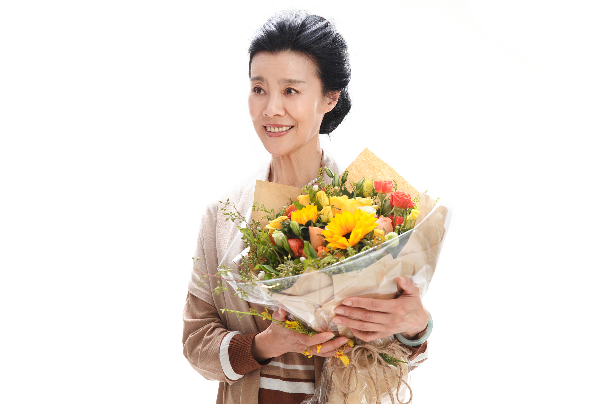 手拿鲜花的优雅女士