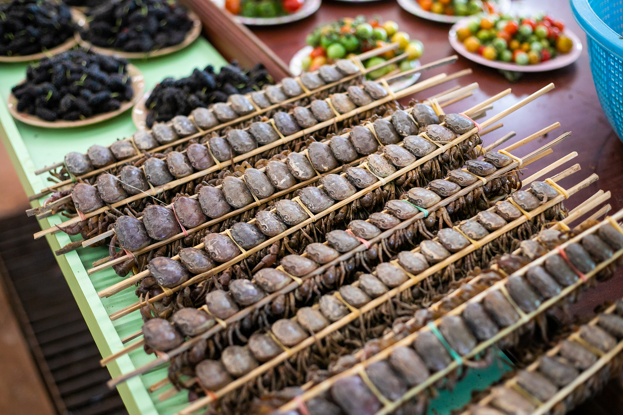 烤蚕蛹：生烤还是熟烤？口味和安全两全其美！