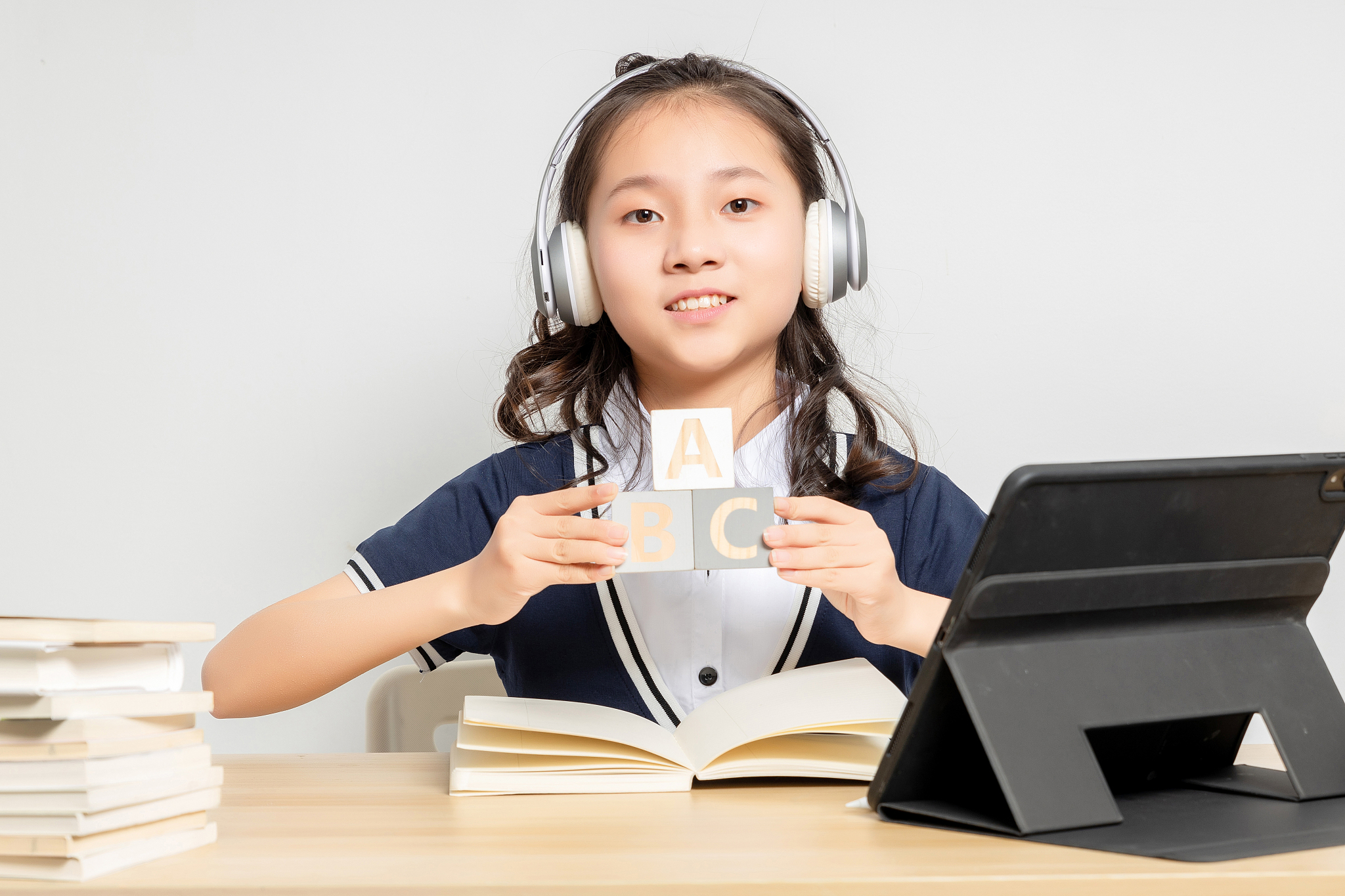 正在上英语网课的亚洲小学女生