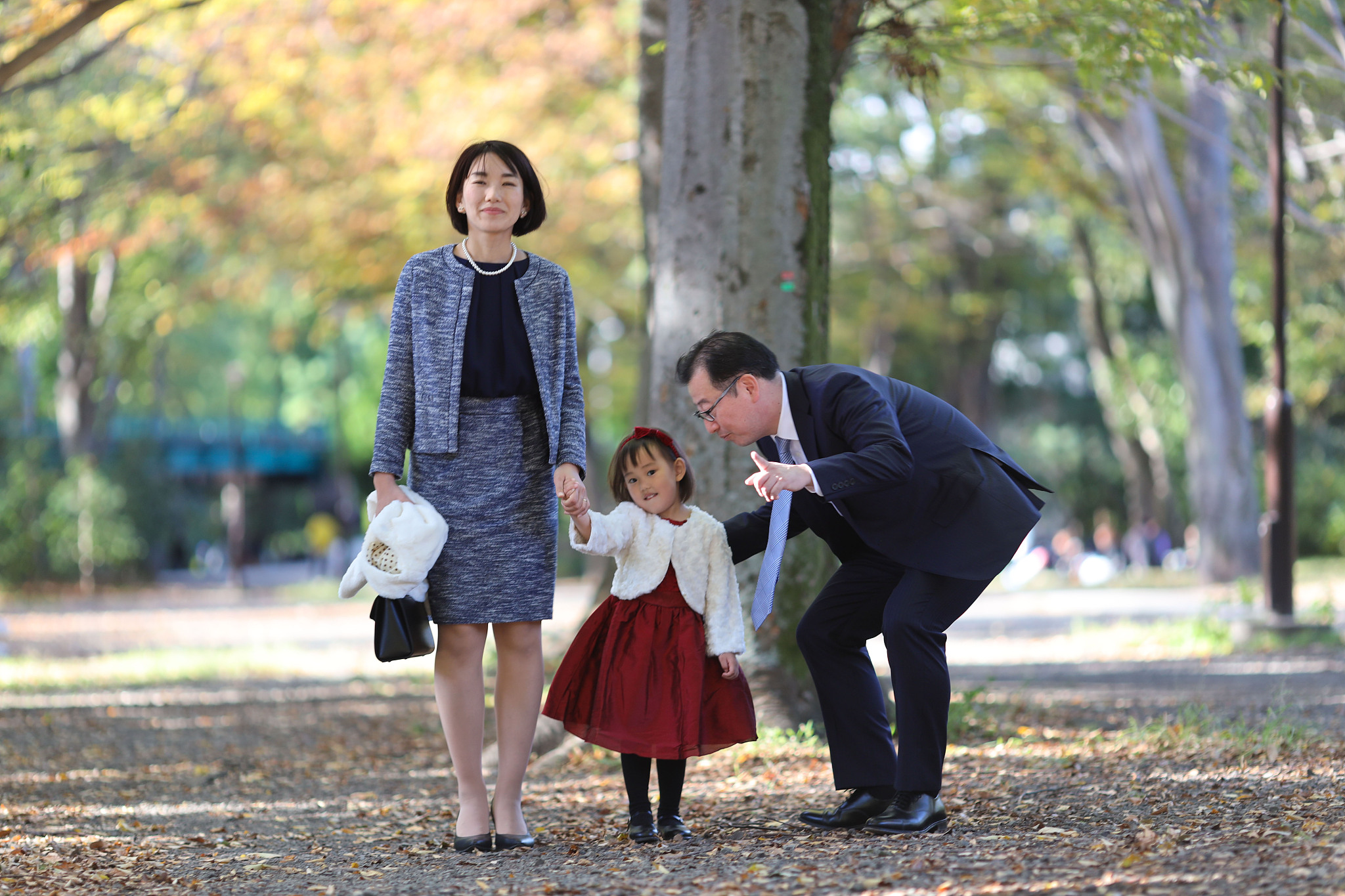 japanese parents with their daughter at shichi go san celebratio