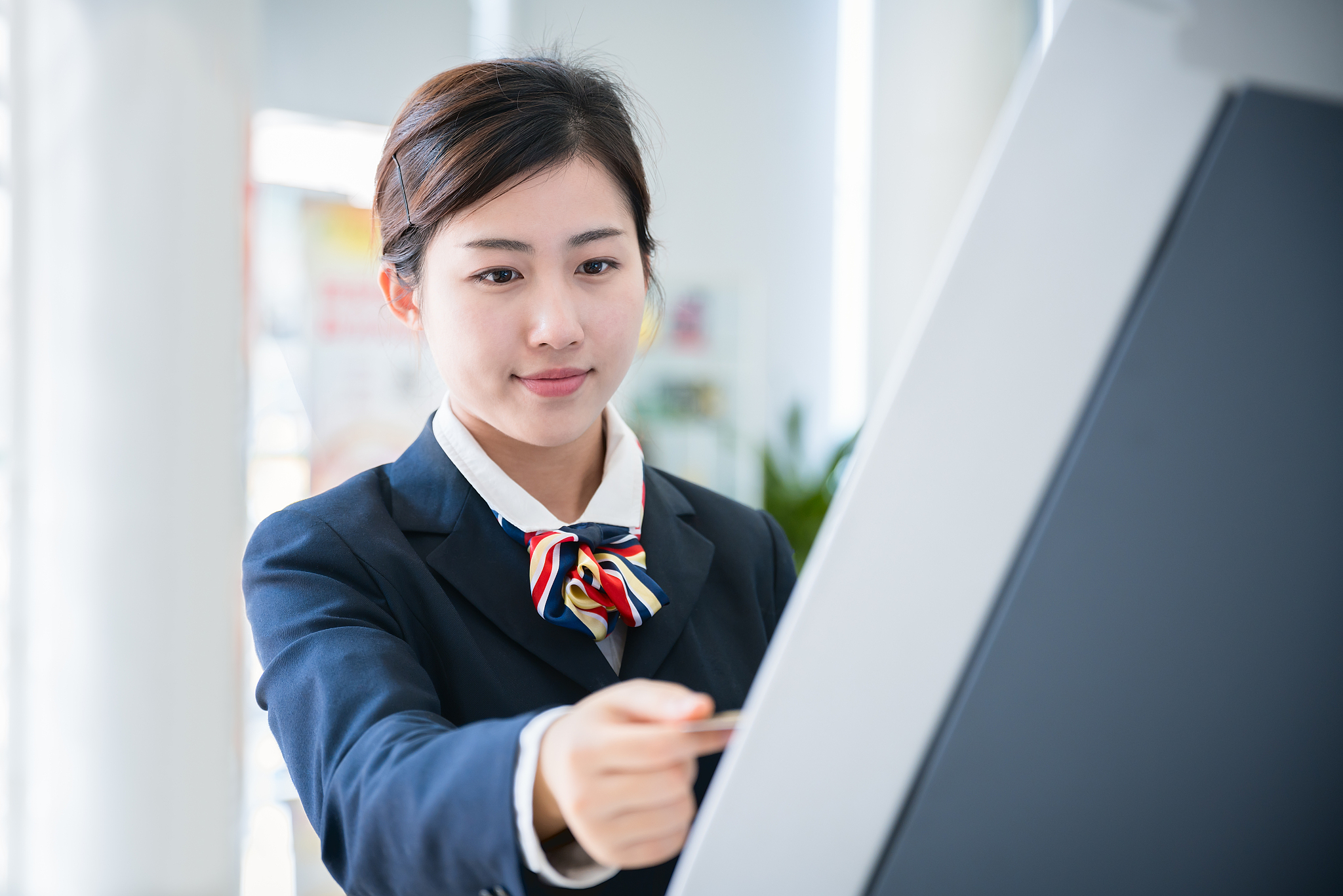 描写银行人员的性格特点100字左右