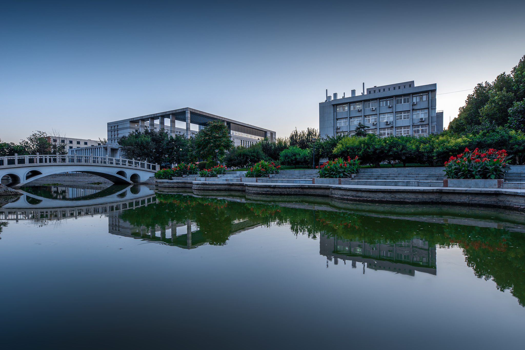 中国双一流大学历史名校天津南开大学百年校庆校园湖面景色