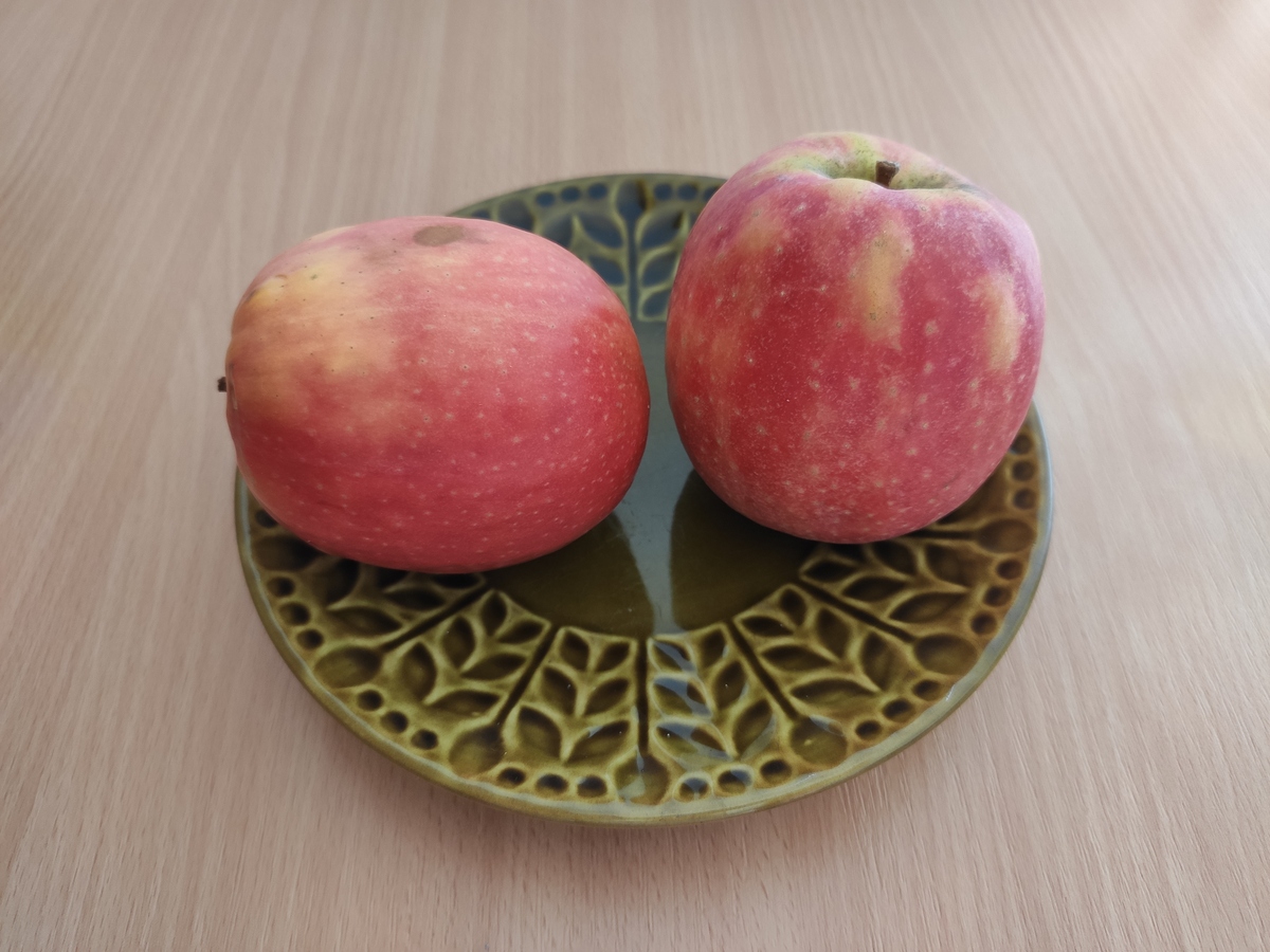 桌子上的新鲜苹果