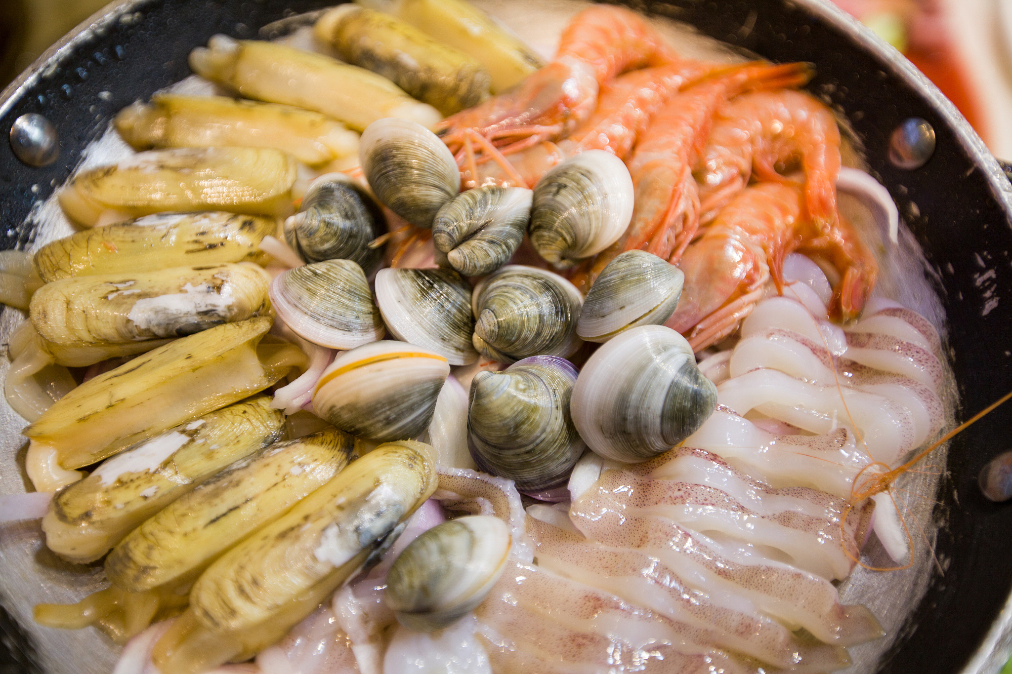 海鲜甄选锅：新鲜、美味、营养丰富！
